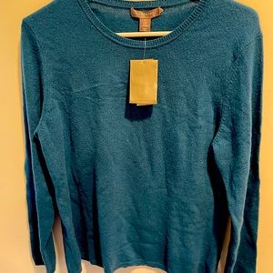 Cashmere pull over sweater. Has tags Size M